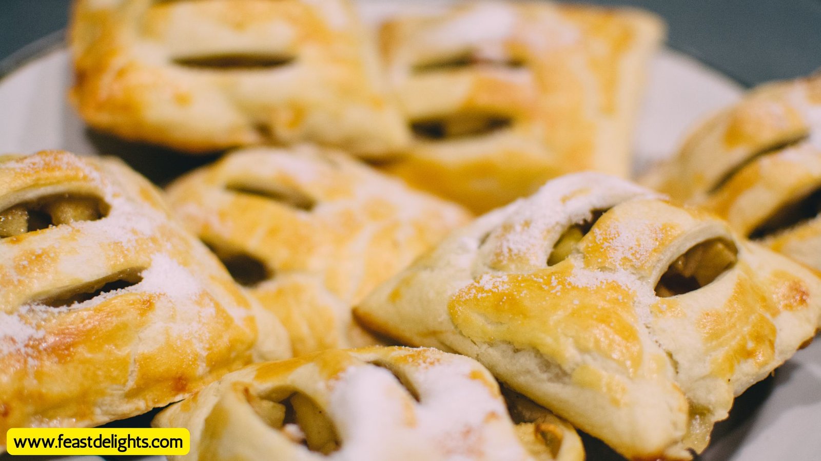 Слойки из слоеного теста с яблоками: Простая и вкусная выпечка 1 Слойки из слоеного теста с яблоками