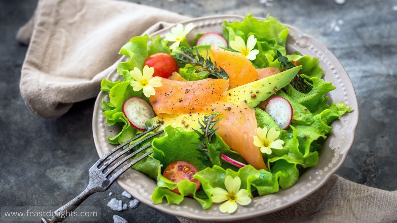 Салат з копченою сьомгою та авокадо