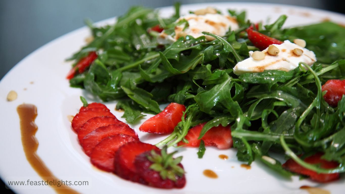 Салат з руколою та полуницею